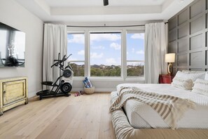 4 chambres, bureau, fer et planche à repasser, lit parapluie