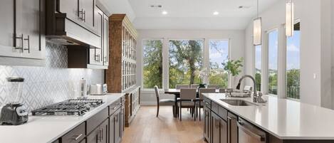 Frigorífic, microones, forn i placa de cuina