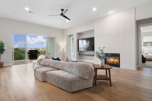 Smart-TV, Kamin, Arbeitsbereiche