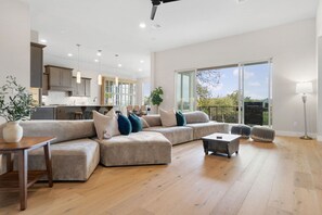 TV connectée, cheminée, espaces bureaux