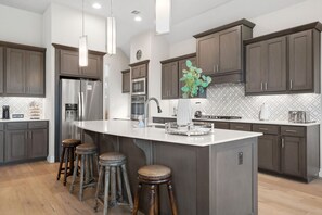 Køleskab, mikrobølgeovn, ovn, kogeplade