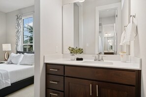 4 Schlafzimmer, Schreibtisch, Bügeleisen/Bügelbrett, Reisekinderbett