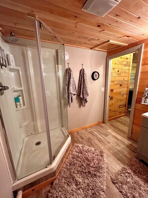 Hårføner, håndkl ær, såpe og sjampo