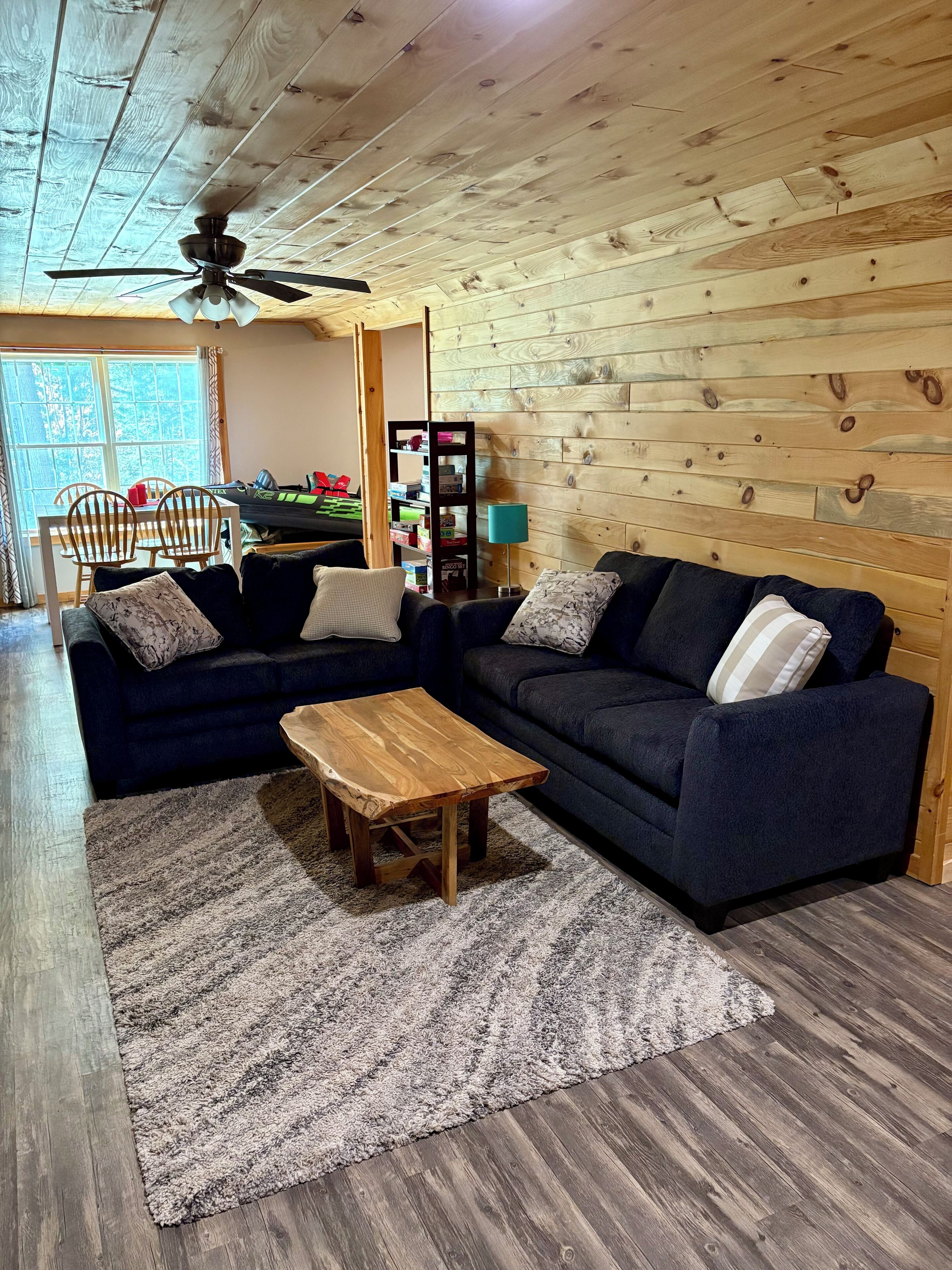 تلفزيون ذكي، مدفأة، كُتُب