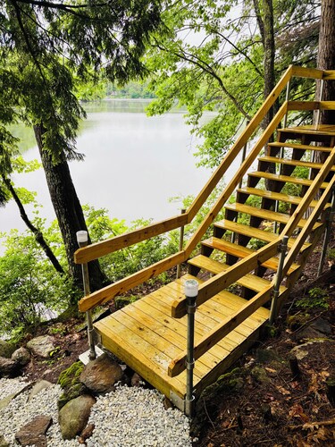 4-bedroom Direct Waterfront LAKEHOUSE in Maine. Fire pit, deck, private dock.