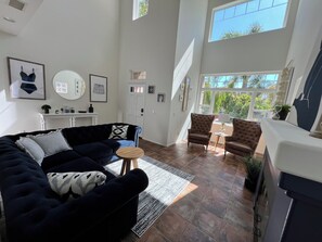 Smart TV, chimenea, futbolito, mesa de ping pong