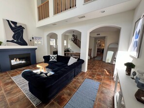 Smart TV, chimenea, futbolito, mesa de ping pong