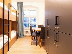 Escritorio, wifi gratis y ropa de cama 