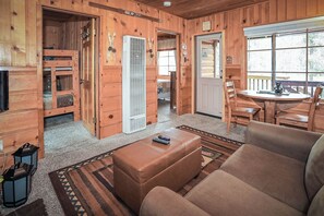 Smart TV, fireplace, stereo - Cozy on Rainbow (Big Bear City)