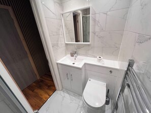 Studiosuite – deluxe | Bad | Dusj, håndklær, såpe og sjampo