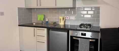 Deluxe Studio Suite | Private kitchen | Microwave