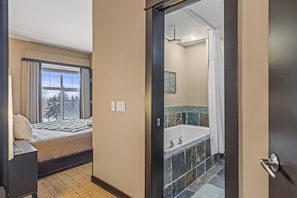 2 quartos, ferros/tábuas de passar roupa, berço de viagem