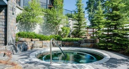 Enjoy this Stunning Condo with Hot Pools, Steam Room, Onsite Spa and Restaurant