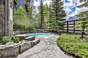 Pool - Enjoy this Stunning Condo with Hot Pools, Steam Room, Onsite Spa and Restaurant (Canmore)