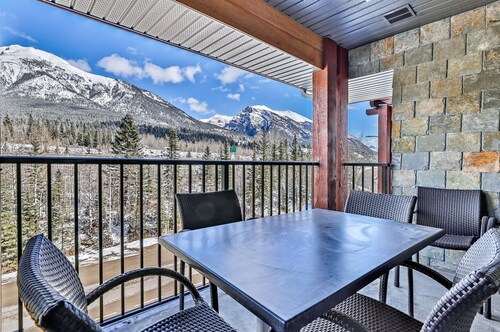 New! Fantastic Mountainview Condo! Hot Tubs & Steam Room