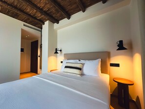 Signature Double Room, Mountain View | Desk, soundproofing, free WiFi