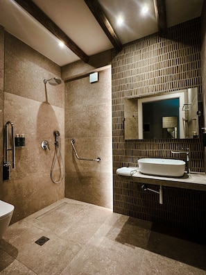 Classic-Doppelzimmer, Bergblick | Badezimmer | Dusche, Haartrockner, Handtücher, Seife