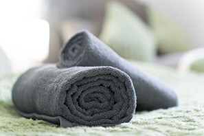 1 bedroom, iron/ironing board, Internet, bed sheets - Open Mind Property - Apartment with 2 Double Beds (Portsmouth)