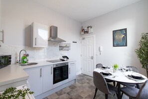 Geladeira, micro-ondas, fogão, torradeira