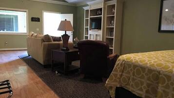 Classic Single Room | Living area | TV