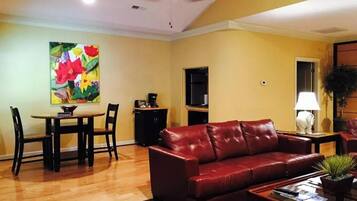 Classic Single Room | Living area | TV