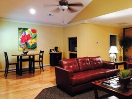 Habitación individual clásica | Zona de estar | Una televisión