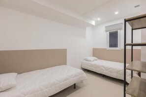 2 habitaciones, tabla de planchar con plancha, wifi y ropa de cama