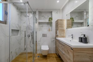 Een douche, een haardroger, handdoeken, toiletpapier