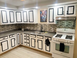 冷蔵庫、電子レンジ、オーブン、コンロ