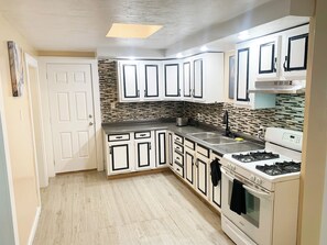 Frigorífico, microondas, horno y placa de cocina