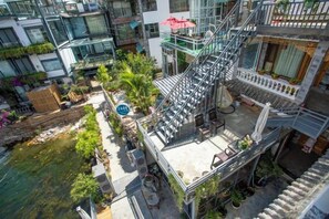 A multi-story building with a rooftop garden, outdoor seating area, and a staircase leading to the upper floors. - Lanyun Haiwan Inn (Dali City)