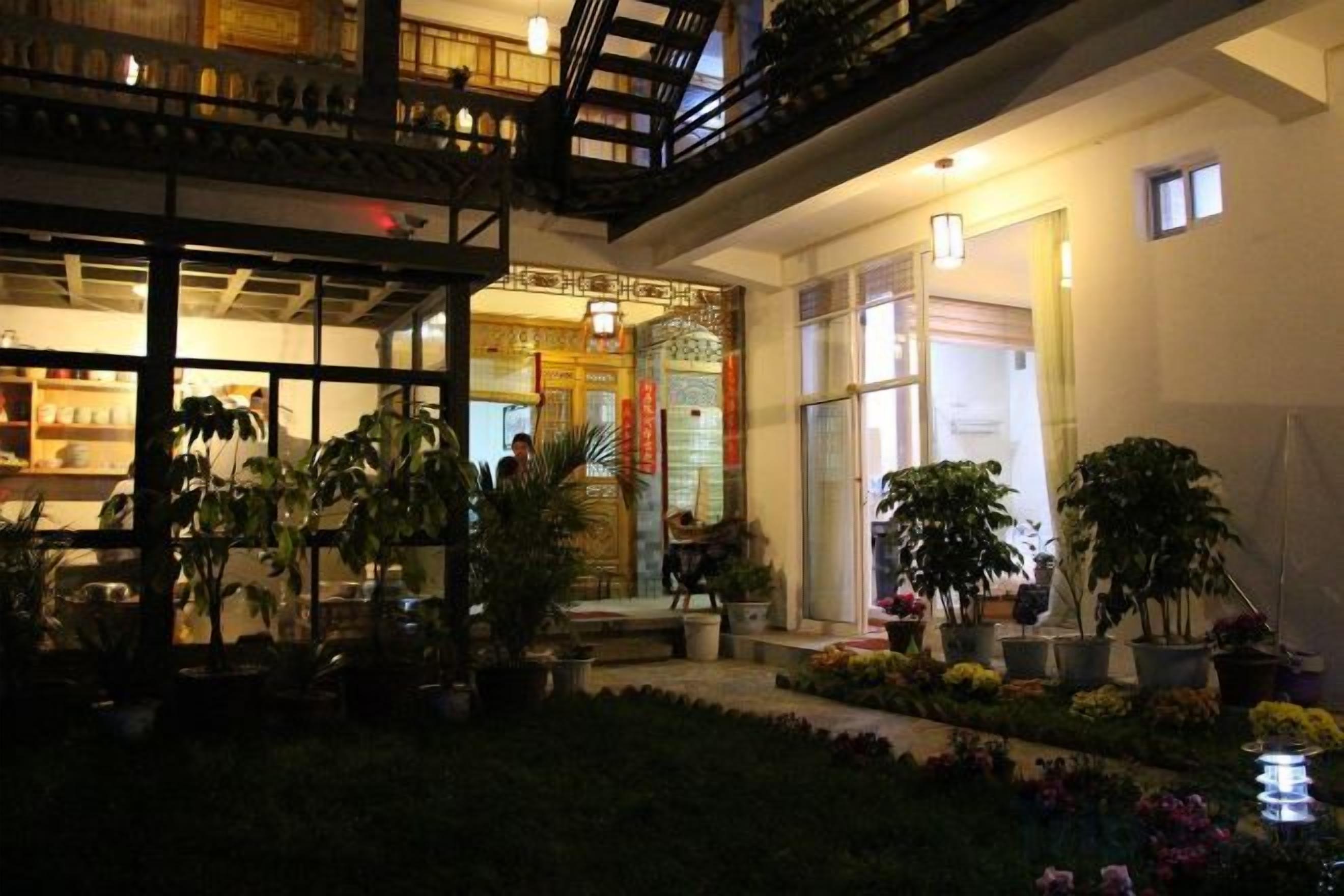 Un patio con macetas y la entrada de un edificio.
