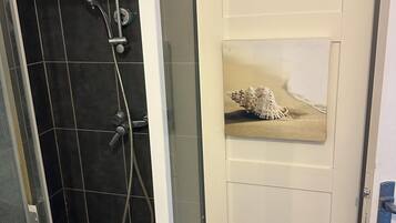 Een douche, zeep, toiletpapier