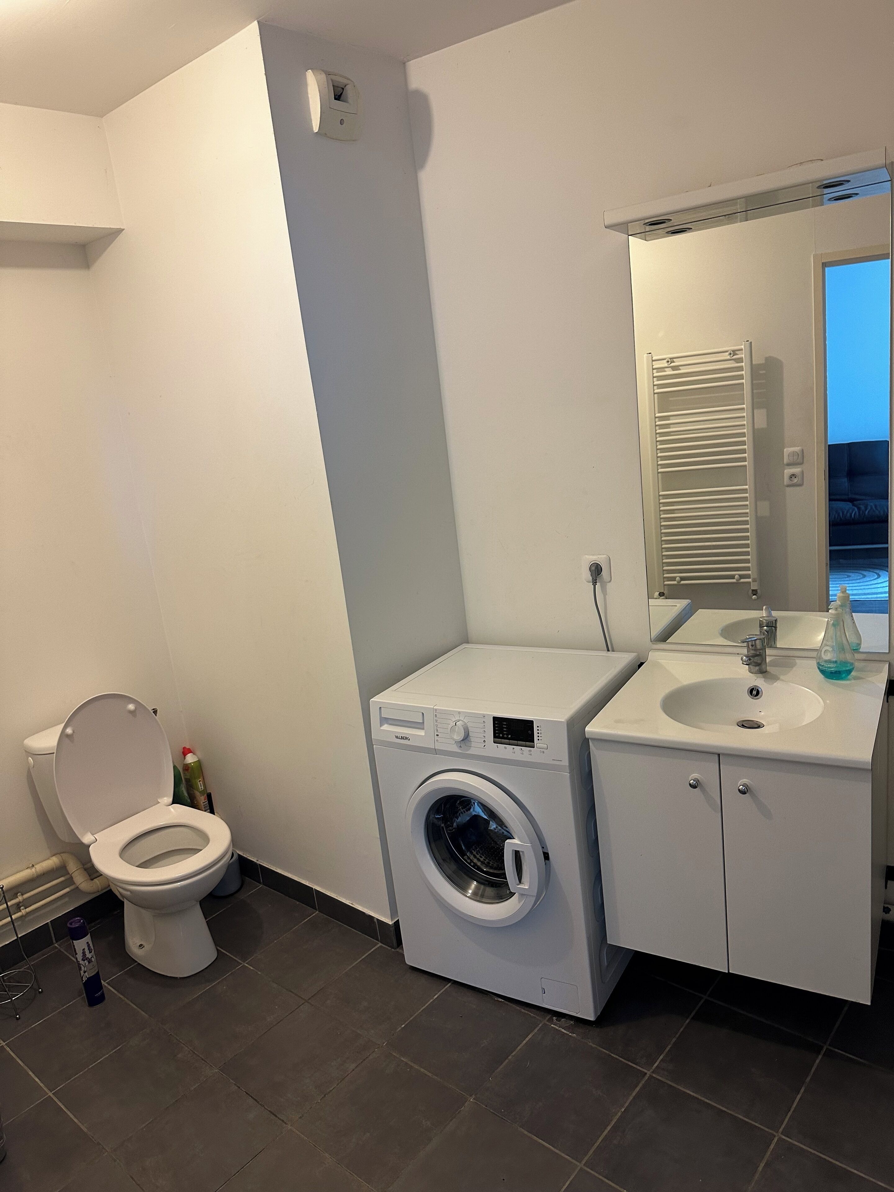 Een douche, zeep, toiletpapier