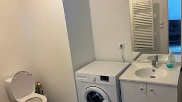 Een douche, zeep, toiletpapier