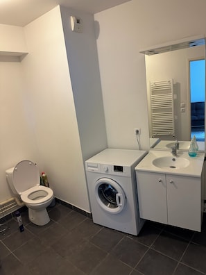 Douche, savon, papier toilette
