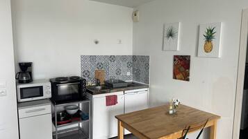 Réfrigérateur, micro-ondes, four, plaque de cuisson