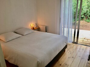 3 chambres, bureau, fer et planche à repasser, lit parapluie