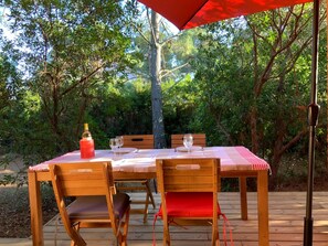 Outdoor dining - Maison Lumineuse au Cœur de la Presquîle du Cap Ferret (Lège-Cap-Ferret)