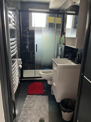 Towels, shampoo, toilet paper
