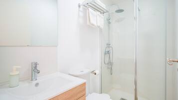 Een douche, een haardroger, handdoeken