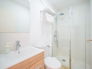 Shower, hair dryer, towels - Texeda Room Suites 1 (Tejeda)