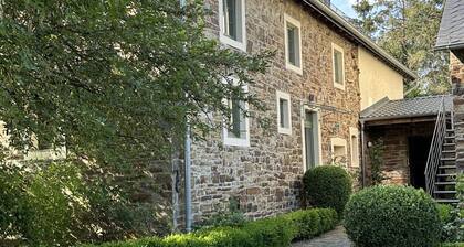 Stilvoll eingerichtetes 200 Jahre altes Bruchsteinhaus mit Garten, Vulkaneifel