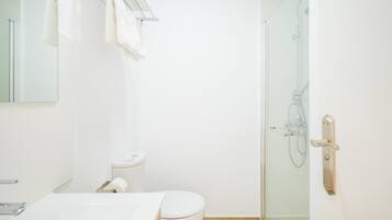 Een douche, een haardroger, handdoeken