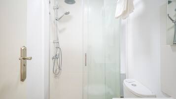 Een douche, een haardroger, handdoeken