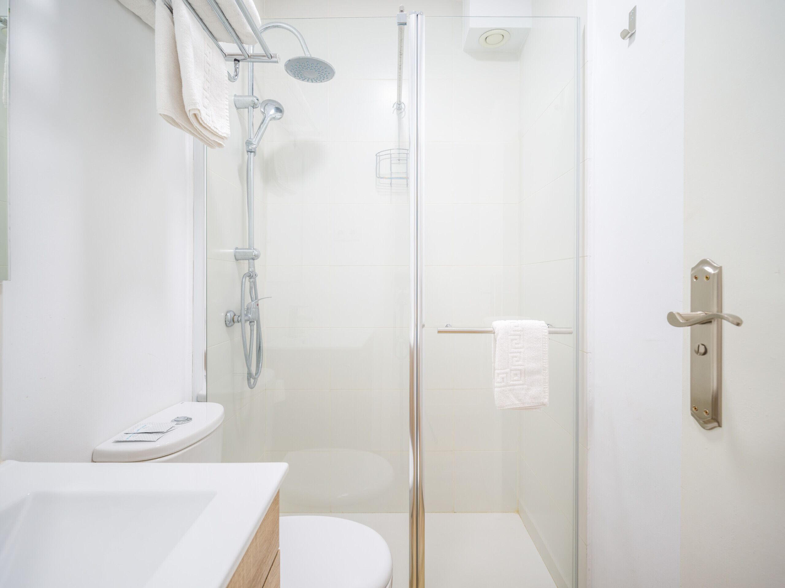 Een douche, een haardroger, handdoeken