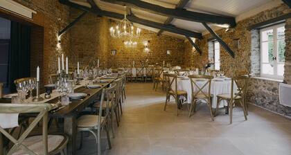 Domaine Pour 25 Personnes Avec Grande Salle, Parc Arboré, Piscine, spa et Padel