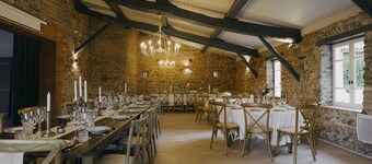 Domaine pour 37 personnes avec grande salle, parc arboré, piscine, spa et padel