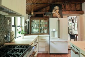 Réfrigérateur, micro-ondes, plaque de cuisson, lave-vaisselle
