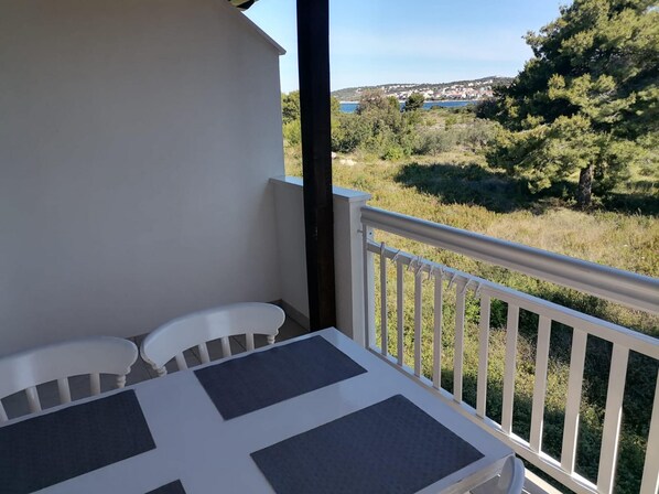 Outdoor dining - Apartments Libertas - Two bedroom apartment with Balcony and Sea View - (6) (Rogoznica)